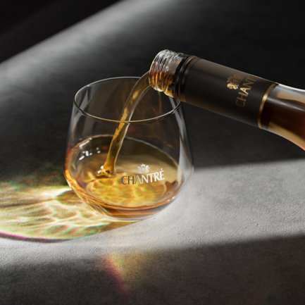 Chantré Weinbrand wird in ein Glas eingeschenkt.
