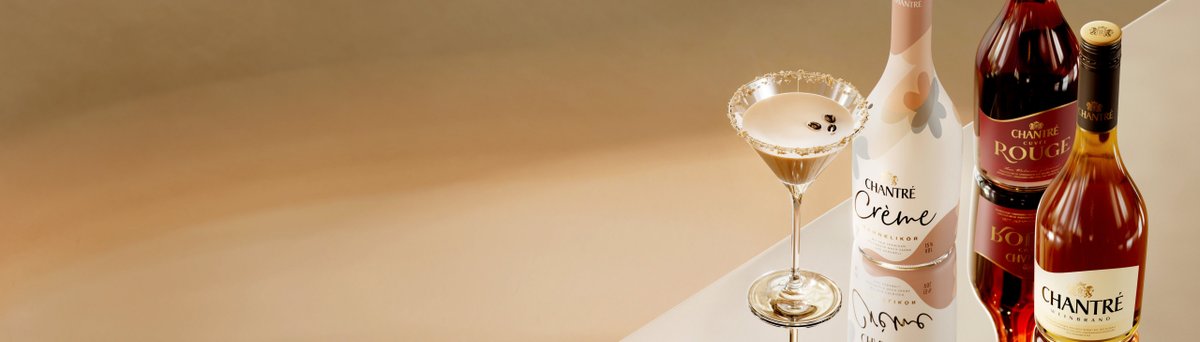 Chantré Creme, Rouge und Weinbrand neben cremigem Cocktail im Martini-Glas mit Kaffeebohnen.