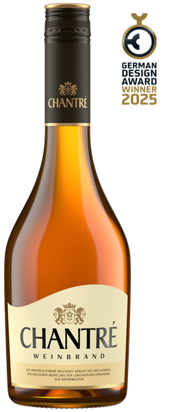 Die Flasche Chantré Weinbrand zeigt ein ansprechendes, zeitgemäßes Design, das den deutschen Design Award 2025 gewonnen hat.