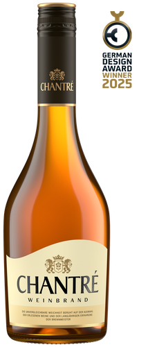 Die Flasche Chantré Weinbrand zeigt ein ansprechendes, zeitgemäßes Design, das den deutschen Design Award 2025 gewonnen hat.