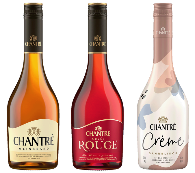Drei Flaschen von Chantré stehen nebeneinander, jede mit einem einzigartigen Etikett und unterschiedlichen Farben für Weinbrand, Cuvée und Sahnelikör.