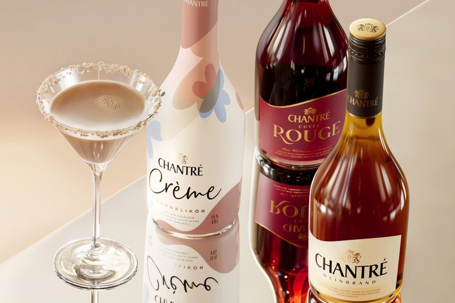 Chantré Creme, Rouge und Weinbrand neben cremigem Cocktail im Martini-Glas.