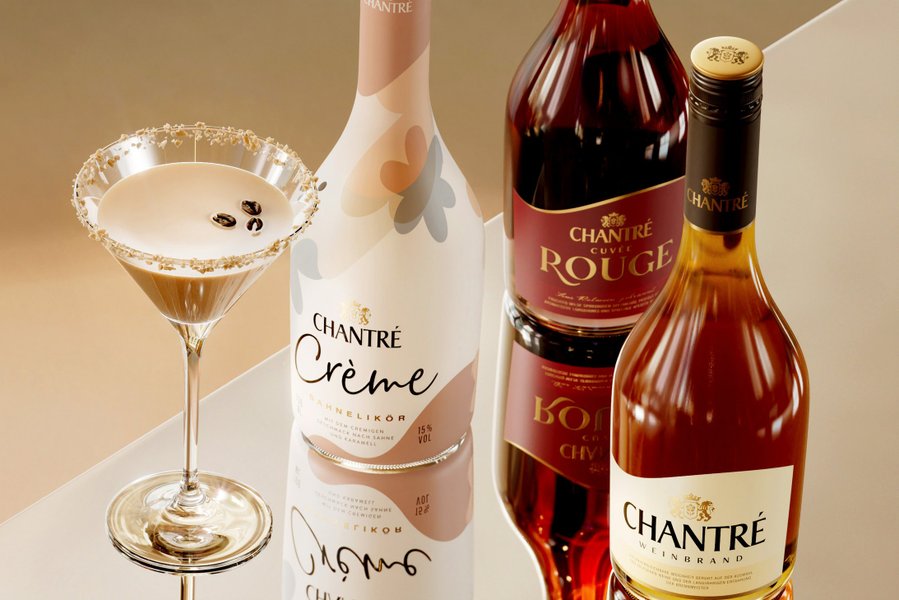 Chantré Creme, Rouge und Weinbrand neben cremigem Cocktail im Martini-Glas mit Kaffeebohnen.